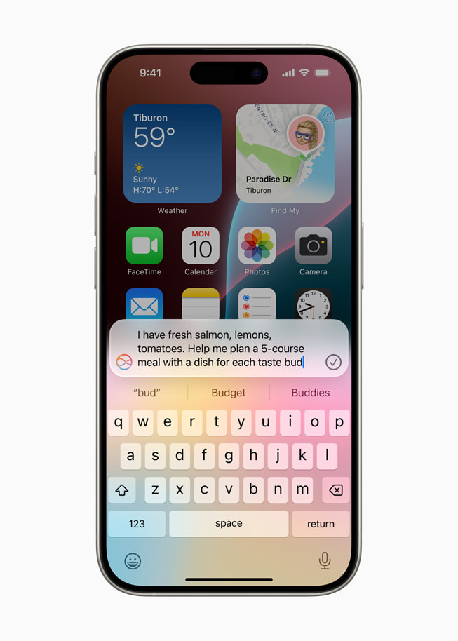 Osoba korzystająca z iPhone’a 15 Pro wpisuje polecenie dla Siri o treści: „Mam świeżego łososia, cytryny i pomidory. Pomóż mi zaplanować pięciodaniowy posiłek, który zadowoli każdy kubeczek smakowy”. 