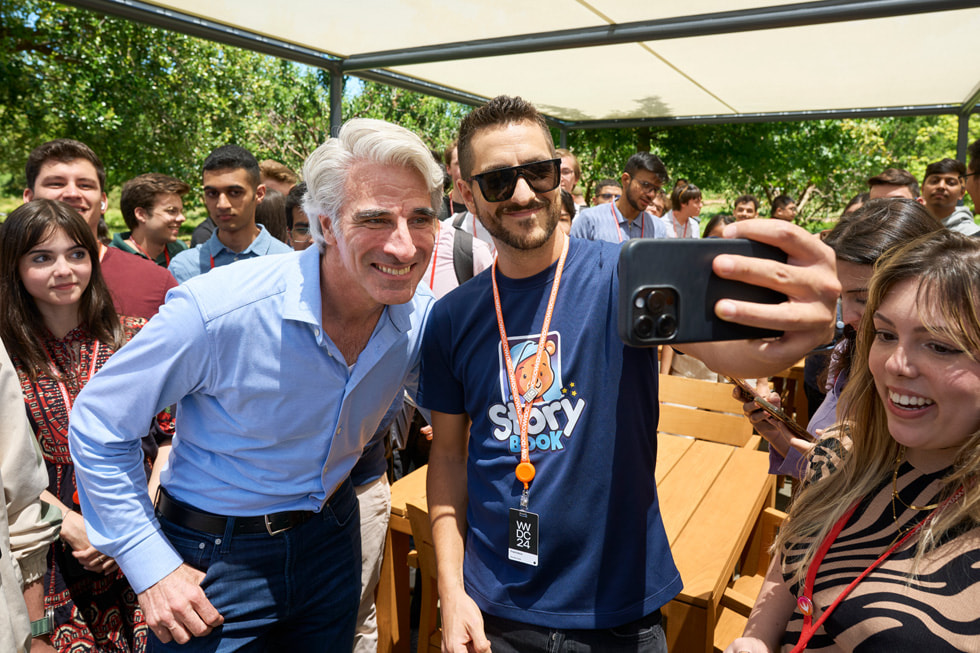Craig Federighi, rodeado por desarrolladores en el Apple Park, posa para una selfie.