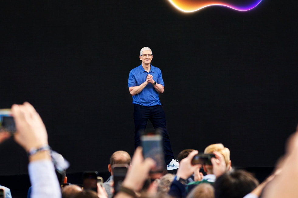 Tim Cook de pie en un escenario en el Apple Park durante el día inaugural de la WWDC24.