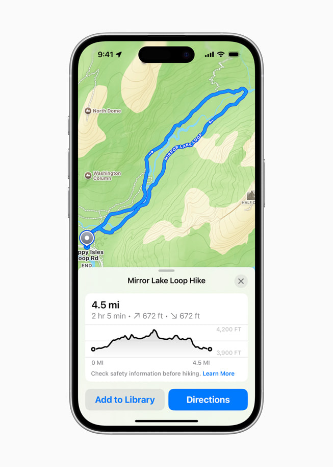 Een iPhone 16 met een scherm uit Apple Kaarten waarop de Mirror Lake Loop-wandelroute wordt weergegeven met gegevens over de lengte en hoogteverschillen.