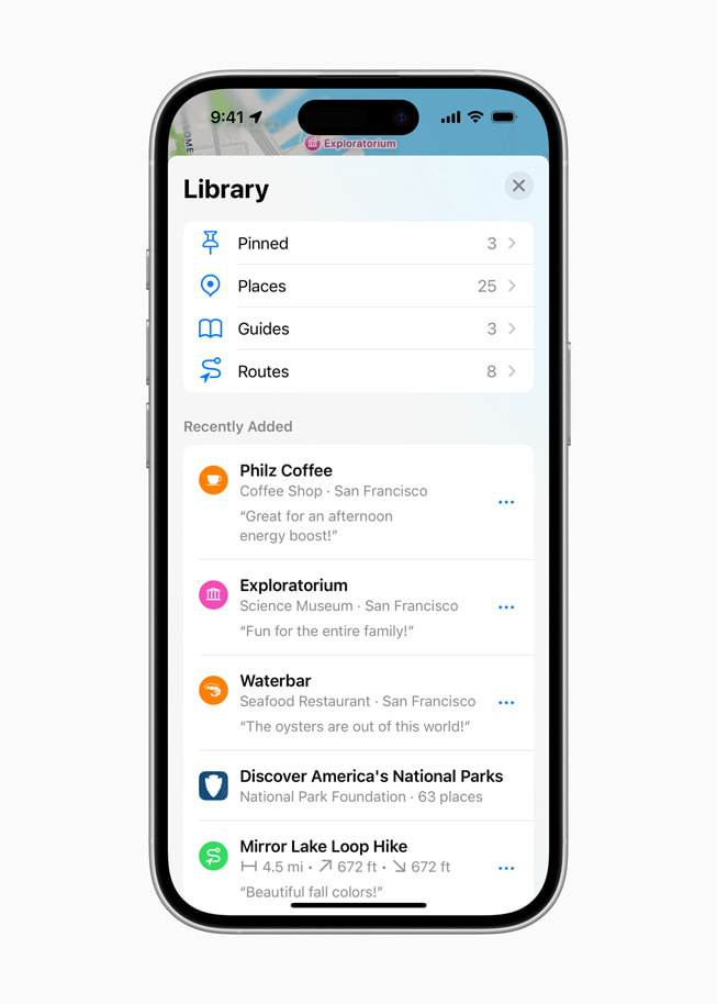 Een iPhone 16 waarop de Places Library wordt weergegeven met een lijst van recent toegevoegde plaatsen, waaronder Philz Coffee, het Exploratorium en het restaurant Waterbar.
