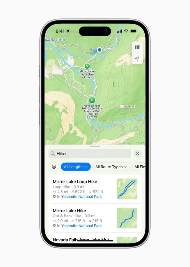 iPhone 16 met een zoekopdracht naar wandelroutes in Apple Kaarten.