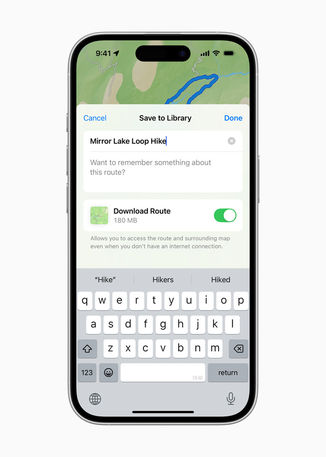 Op een iPhone 16 wordt weergegeven hoe de wandelroute van Mirror Lake Loop in Yosemite National Park wordt bewaard in de bibliotheek van de gebruiker.
