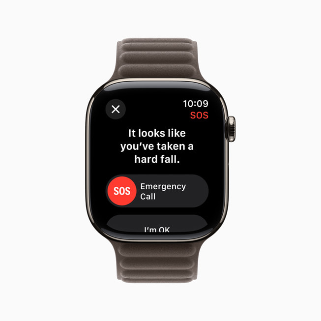 Apple Watch Series 10 上展示「跌倒偵測」功能。