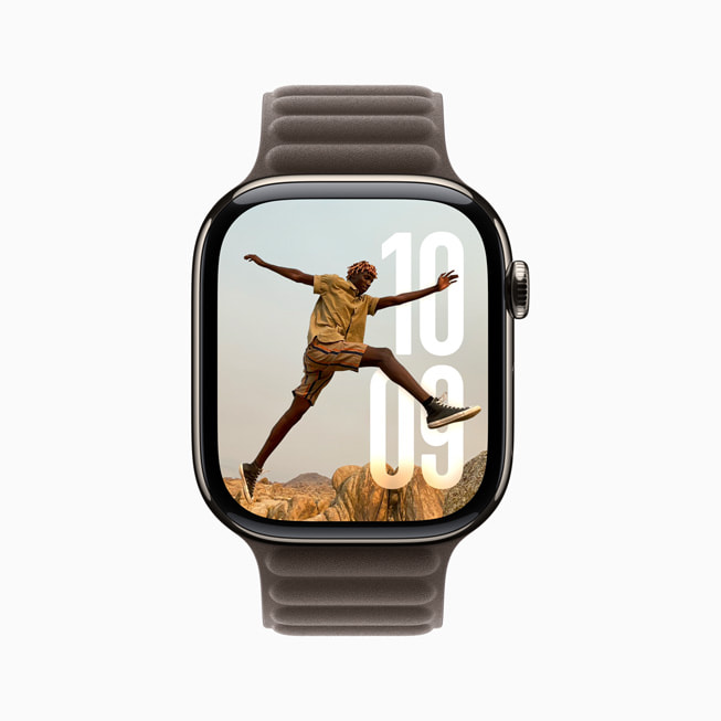 Apple Watch Series 10 上展示全新設計的「相片」界面。