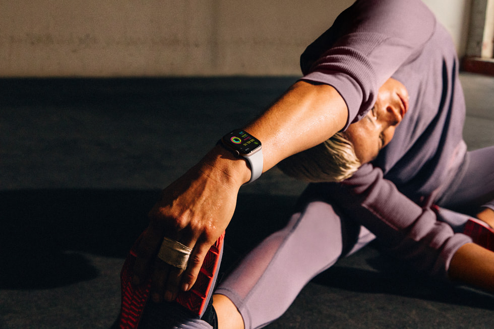 一人戴著 Apple Watch Series 10 以瑜伽姿勢伸展。