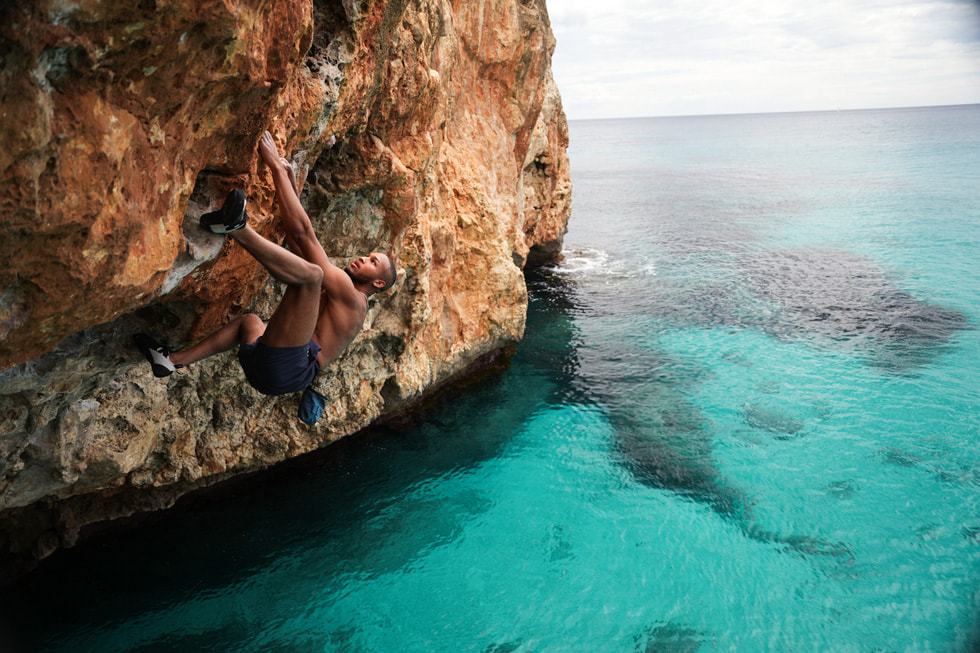 Kai Lightner escalade une falaise en bord de mer dans l’épisode « Free Solo » de la série Adventure.