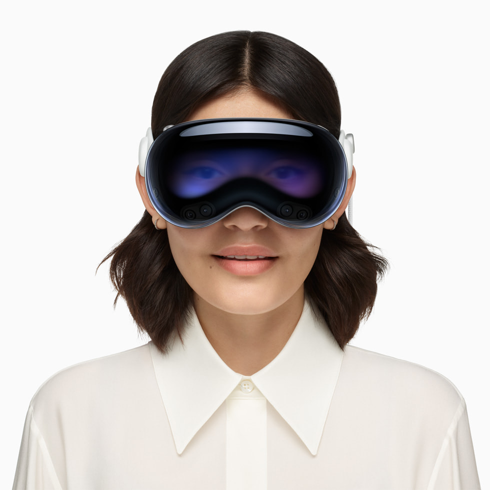 Apple Vision Pro를 착용한 여성의 모습.