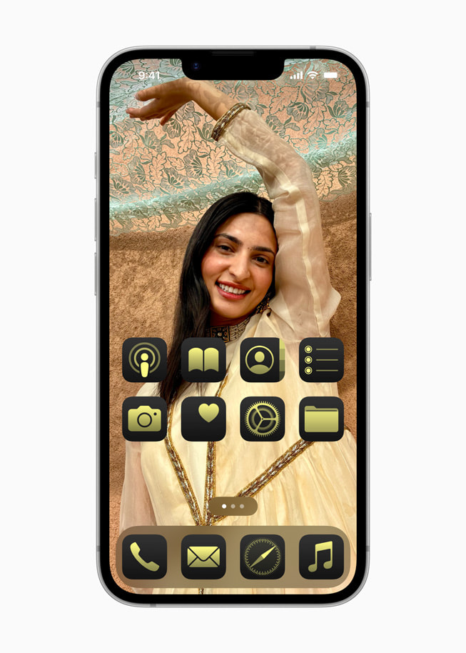 A customized lock screen on iPhone 16e.