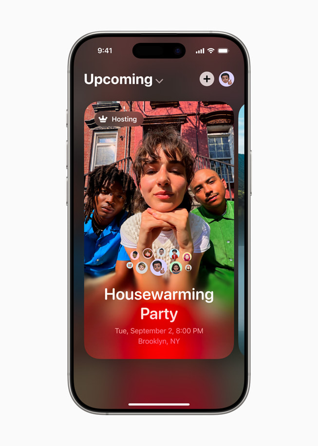 Einladung für eine Einweihungsparty in der Apple Invites App auf einem iPhone 16 Pro.