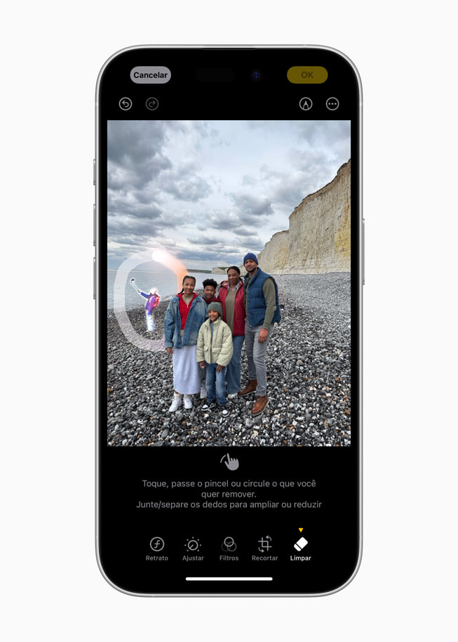 O iPhone 16 mostra a ferramenta de Limpeza removendo uma pessoa em segundo plano na foto.