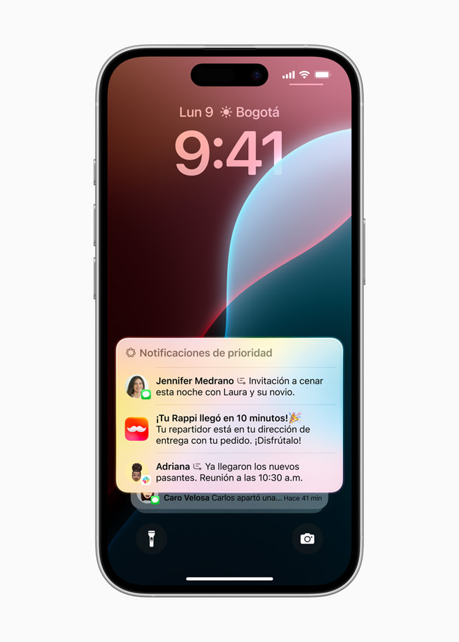 En un iPhone 16, se muestra una lista de Notificaciones de Prioridad, que incluye una invitación a una cena, un pedido de Instacart y una reunión.  