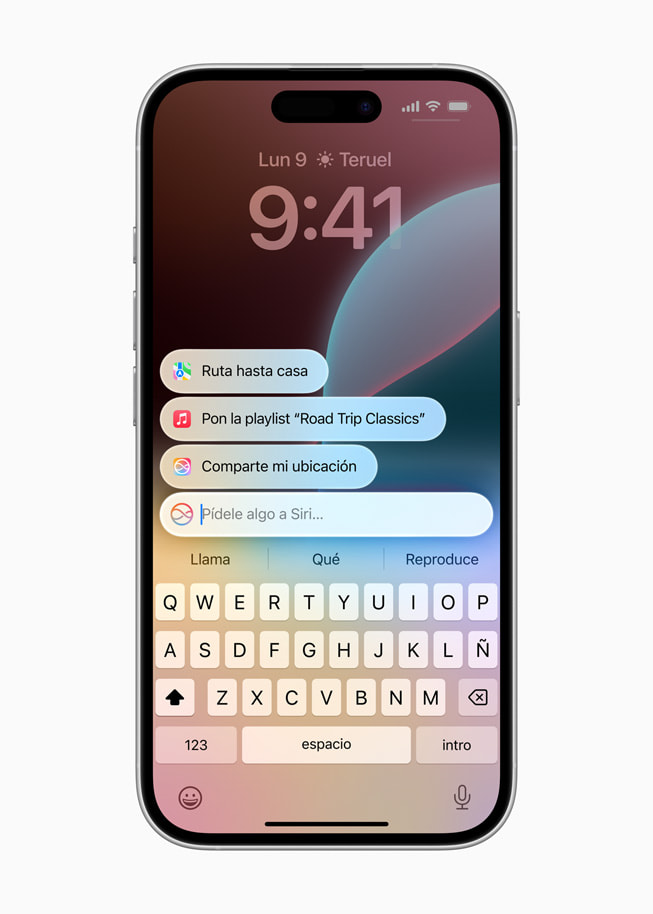 Un iPhone 16 muestra una pantalla de Siri con opciones para ir a casa, reproducir música y avisar a alguien cuando el usuario llega a su destino.