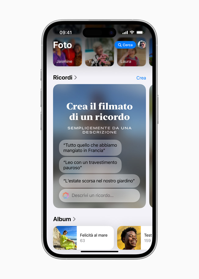 Un iPhone 16 mostra la schermata Ricordi con un messaggio che chiede all’utente se vuole creare il filmato di un ricordo partendo semplicemente da una descrizione.