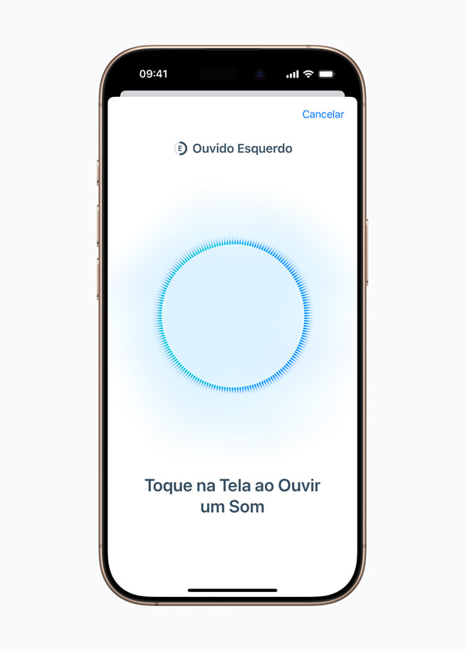 Um iPhone 16 Pro mostra uma tela do recurso Teste de Audição com a seguinte instrução: Toque na tela quando ouvir um tom.