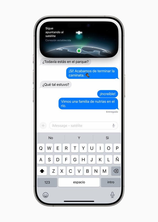 En un iPhone 16 Pro, la Dynamic Island muestra que Mensajes vía satélite está conectado.