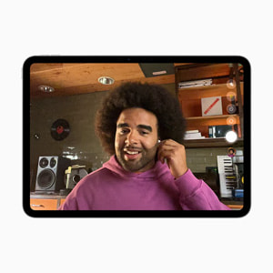 Et billede af en bruger med AirPods i ørerne.
