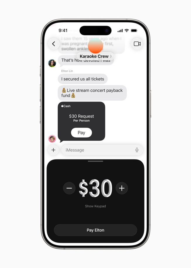 Într-o conversație de grup din Mesaje, un utilizator primește o solicitare de plată către un prieten folosind Apple Cash.