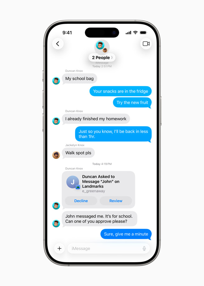 Funcția Limitări de comunicare este redată într-o conversație din Mesaje pe iPhone 16 Pro.