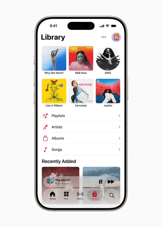 Ein iPhone 16 Pro zeigt die Lieblingsmusik einer Person, die oben in der Apple Music Mediathek angeheftet ist.