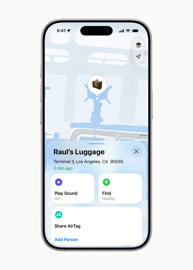 iPhone 16 Pro zeigt den Standort eines AirTags an, der am Gepäck angebracht ist.