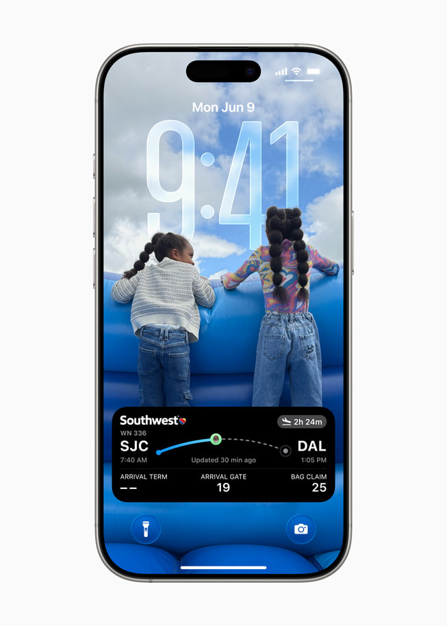 Eine Live Aktivit&auml;t zeigt den Flugstatus auf dem iPhone 16 Pro.