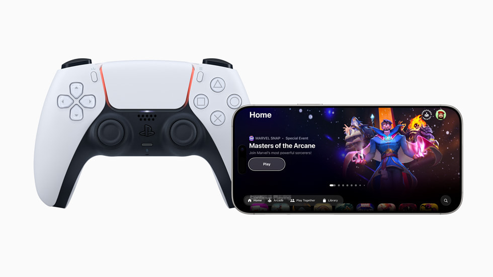 Ein weißer Gaming Controller mit einem iPhone 16 Pro, das die Apple Games App zeigt. 