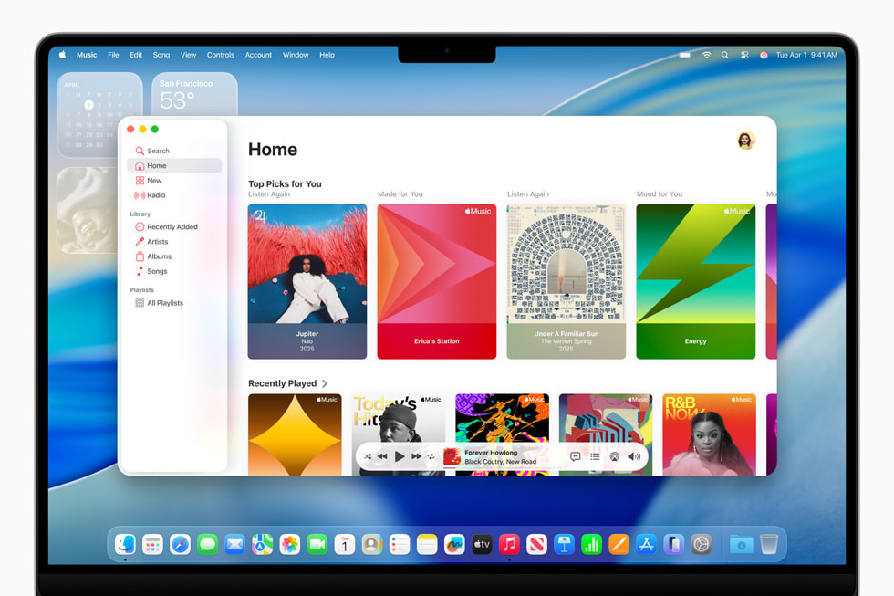 Una MacBook Pro de 16 pulgadas muestra Apple Music con el nuevo diseño en macOS Tahoe.