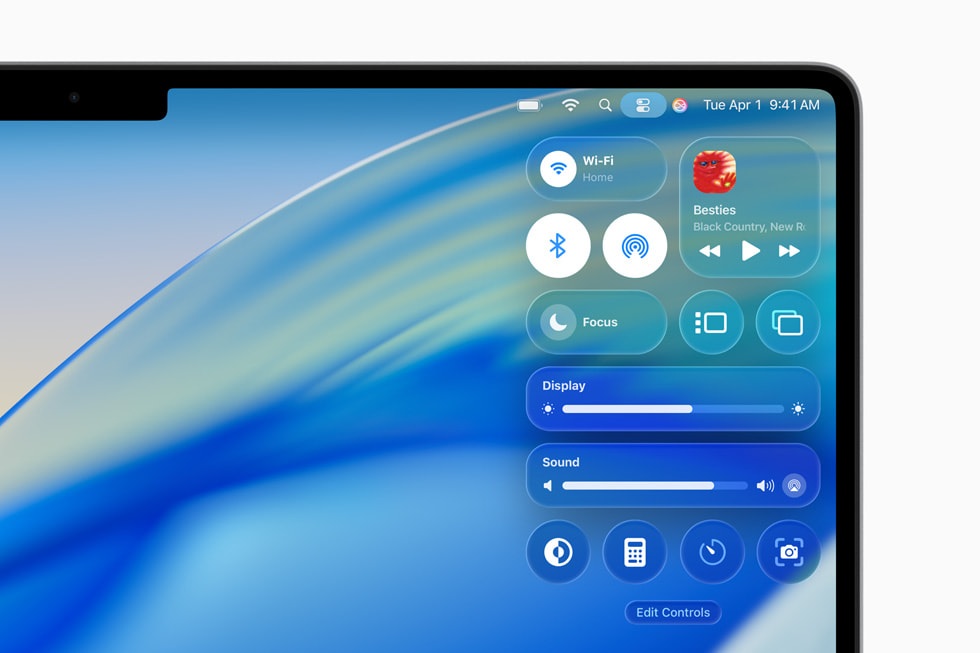 Una MacBook Pro de 16 pulgadas muestra el Centro de Control con el nuevo diseño en macOS Tahoe.