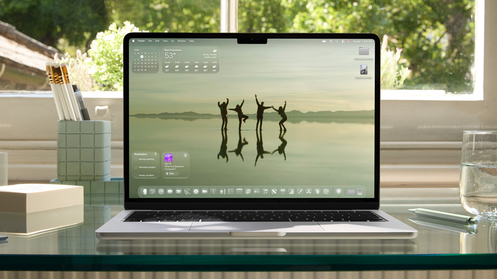 Una MacBook Pro muestra el nuevo diseño con un tono oscuro.