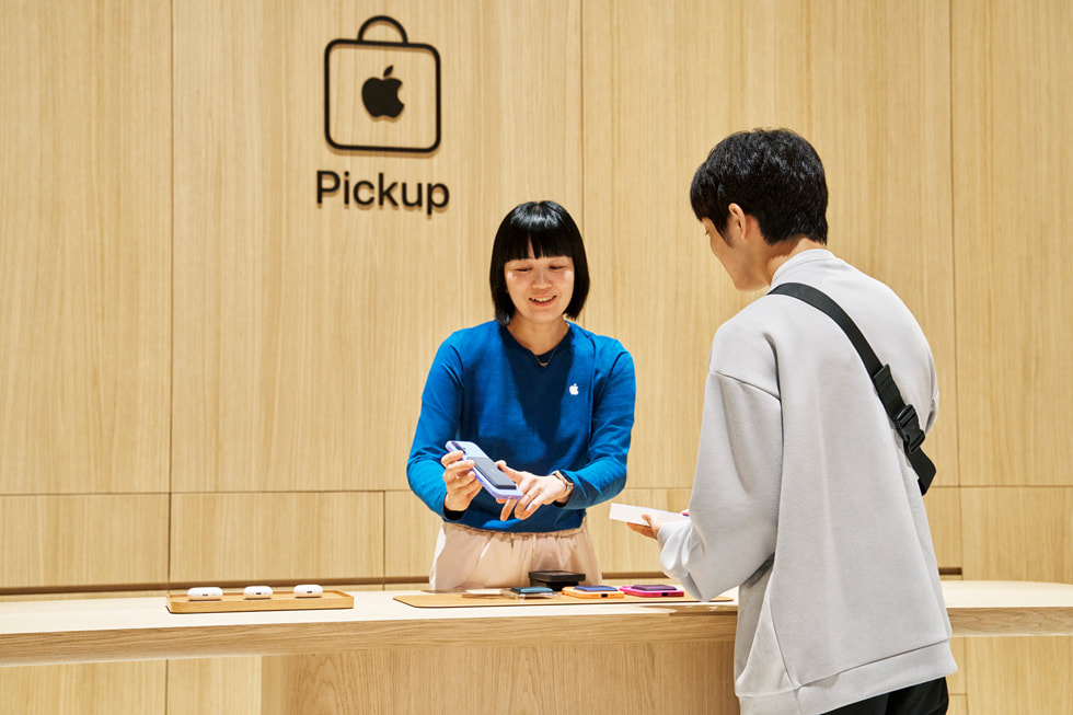 Apple 梅田の店内にあるApple Pickupの専用エリア。