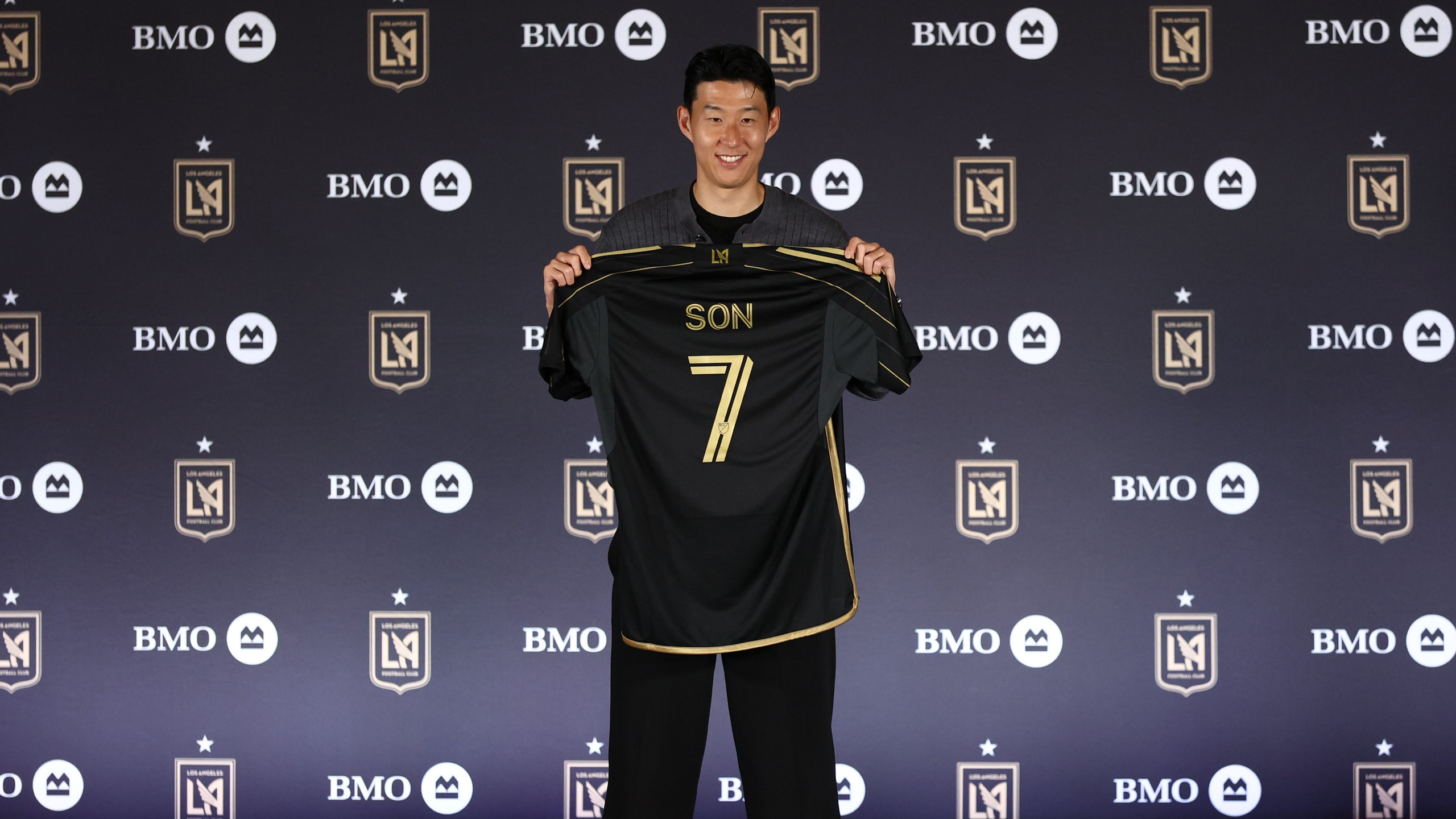로스앤젤레스 FC 유니폼과 함께 포즈를 취하고 있는 손흥민.