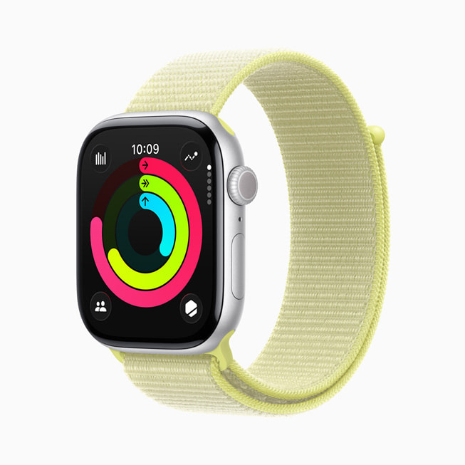 Apple Watch Series 11 viser en brugers aktivitetscirkler.