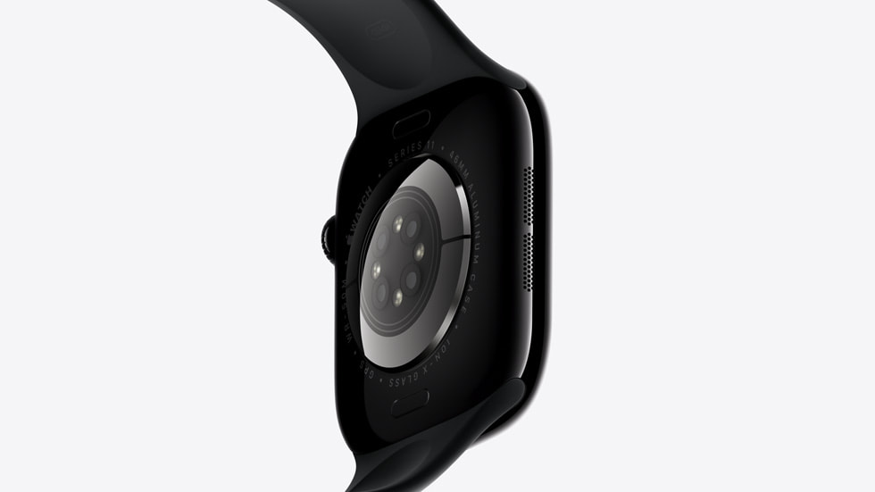 Et vinklet nærbillede af bagsiden på Apple Watch Series 11.