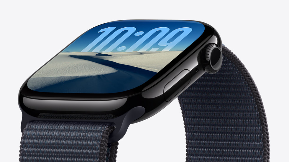 Vinklet nærbillede af en brugers urskive på Apple Watch Series 11.