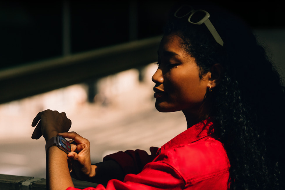 En bruger tjekker sit Apple Watch Series 11 på farten.