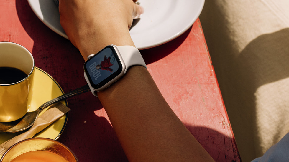 An image of a person wearing an Apple Watch SE 3 on their wrist.