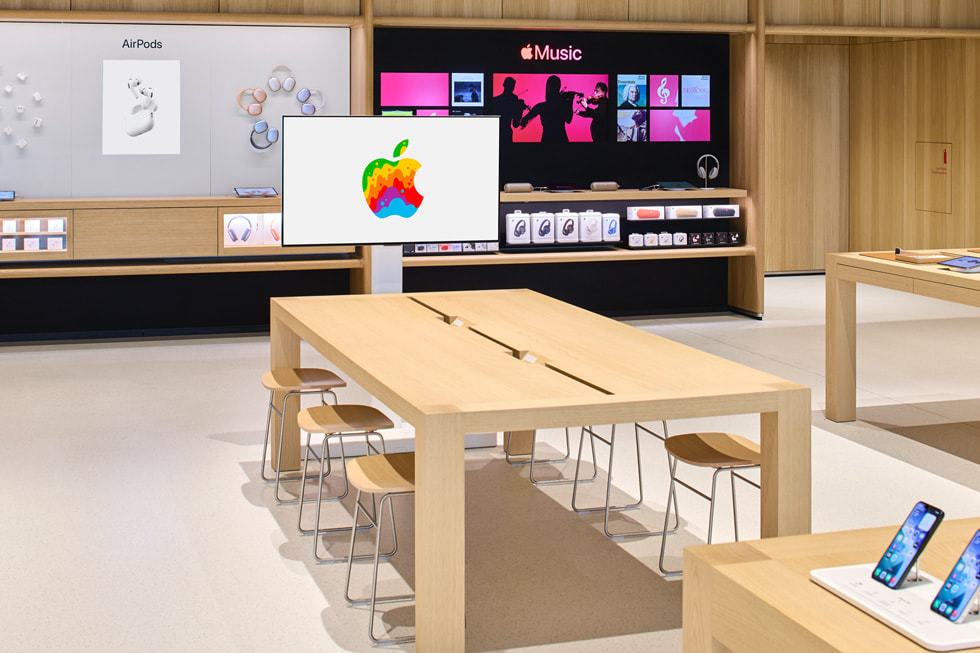 A Today at Apple session at Apple Al Jimi Mall in Al Ain, UAE.