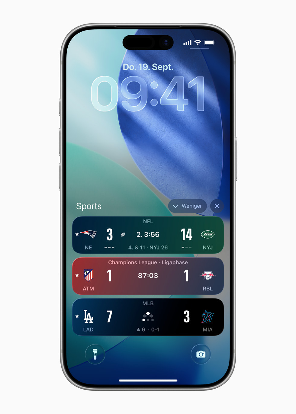 Ein iPhone 17 Pro mit mehreren Ergebnisse verschiedener Sportligen auf dem Sperrbildschirm.
