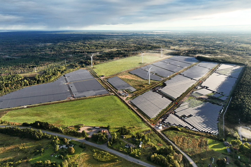 Een luchtfoto van een door Apple gefinancierd park voor hernieuwbare energie in Letland.