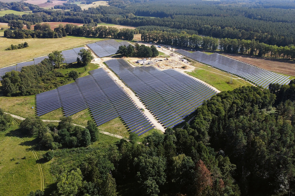 Een luchtfoto van een door Apple gefinancierd park voor hernieuwbare energie in Polen.