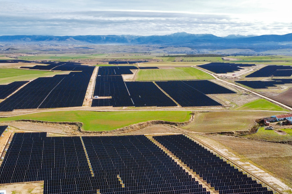 Een luchtfoto van een door Apple gefinancierd park voor hernieuwbare energie in Spanje.