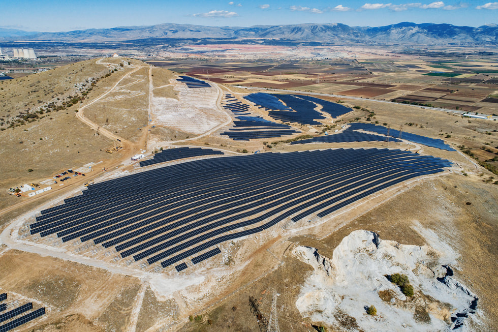 Een luchtfoto van een door Apple gefinancierd park voor hernieuwbare energie in Griekenland.