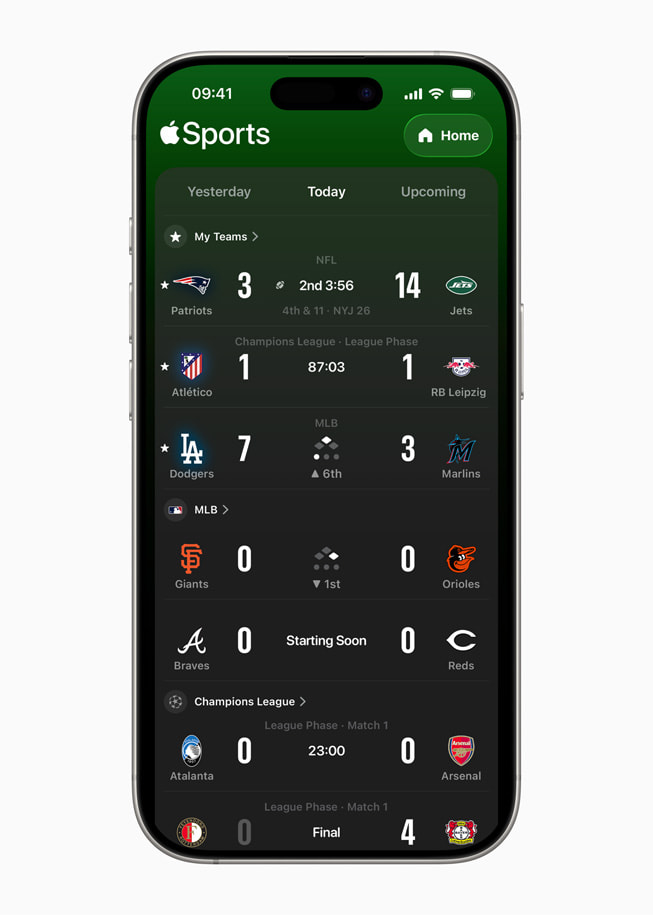 Un iPhone 17 Pro avec l’app Apple Sports affichant divers matchs dans différentes ligues. 