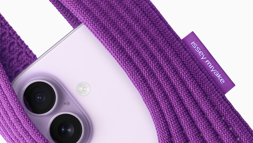 iPhone Pocket in Purple in Kombination mit dem iPhone 17 in Lavendel.