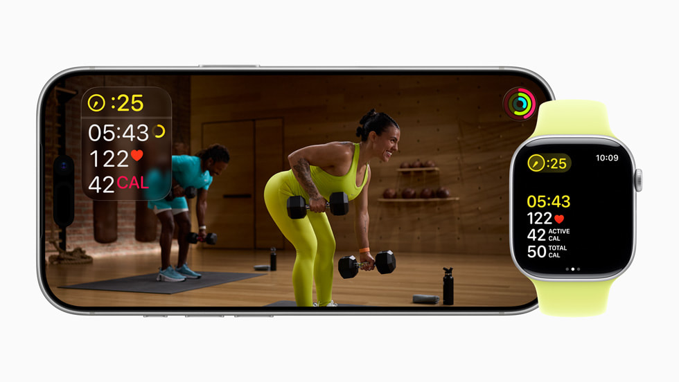 Un entrenamiento de Fuerza en Apple Fitness+ en un iPhone y un Apple Watch.
