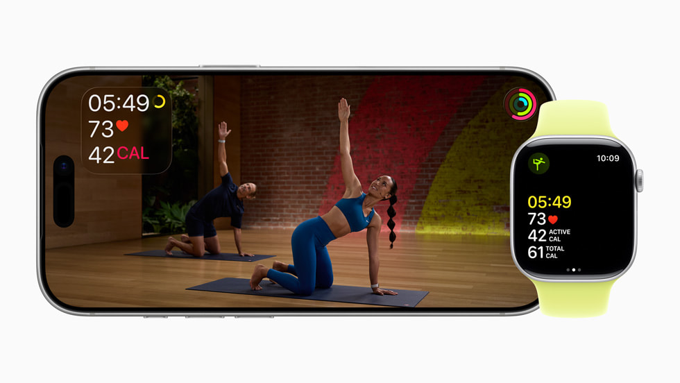 Un entrenamiento de Yoga en Apple Fitness+ en un iPhone y un Apple Watch con métricas en la pantalla.