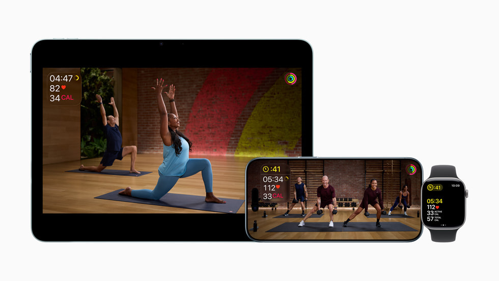 Se muestra Apple Fitness+ en un iPad y un iPhone, con un entrenamiento en el Apple Watch.