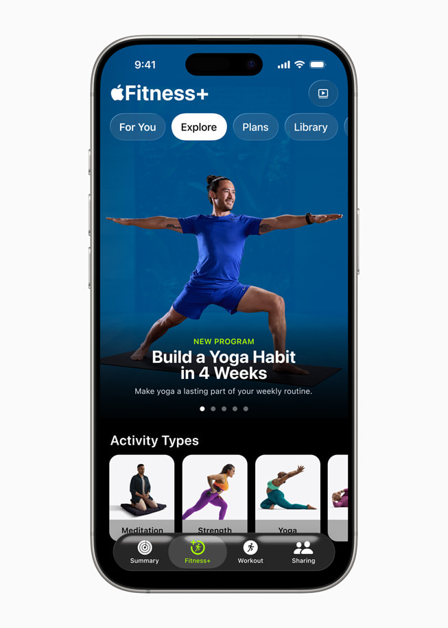 El programa Build a Yoga Habit in Four Weeks en Apple Fitness+ en un iPhone.