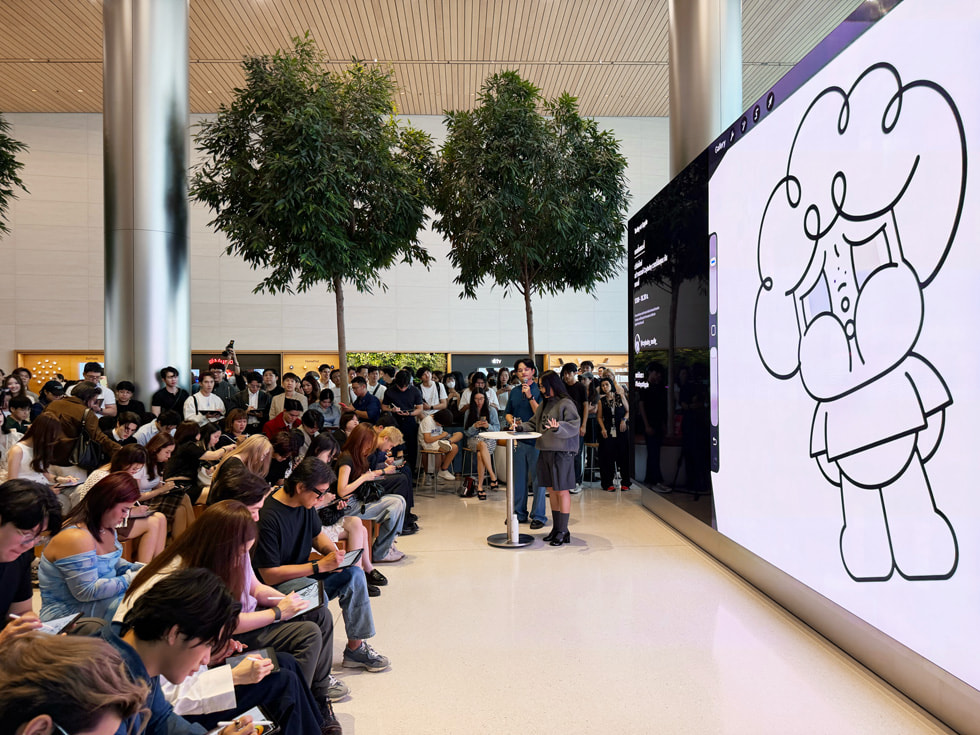Artist Molly Yllom leads a Today at Apple session at Apple Iconsiam in Bangkok.